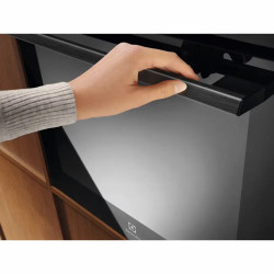 Four Electrolux SurroundCook 500 – Cuisson homogène et nettoyage pyrolyse